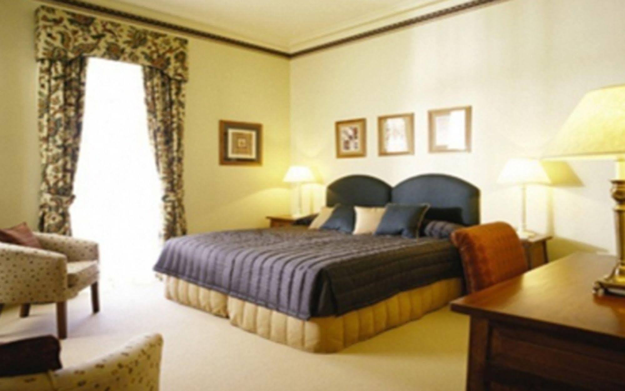 Hotel Royal Exchange 4*